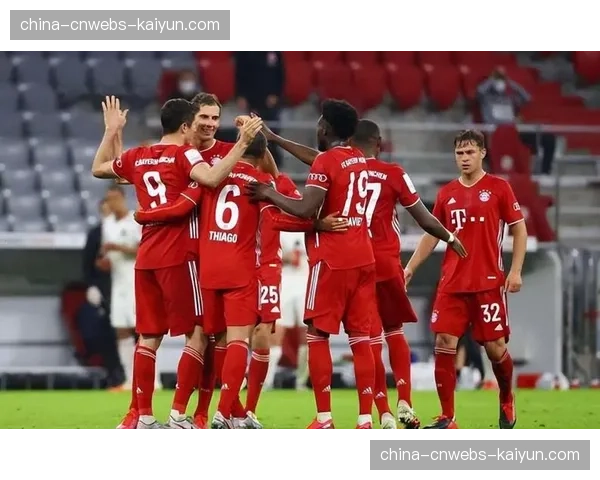 特写：终场哨响，萨内低头不语，图赫尔上前安慰失利弟子。